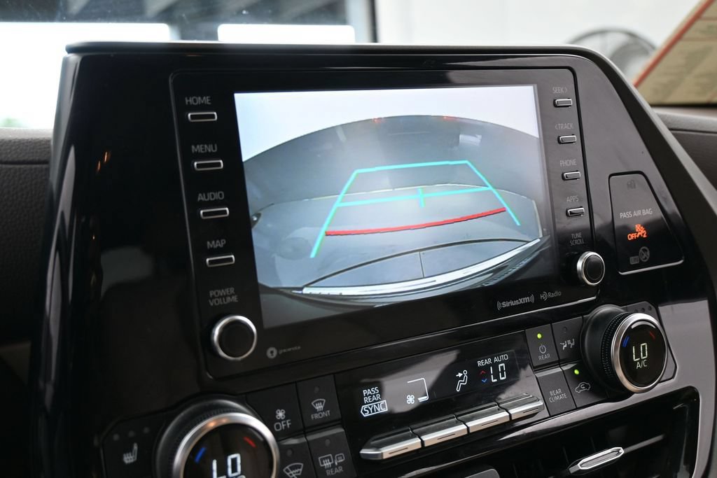 Used 2022 Toyota Highlander XLE FWD image 17