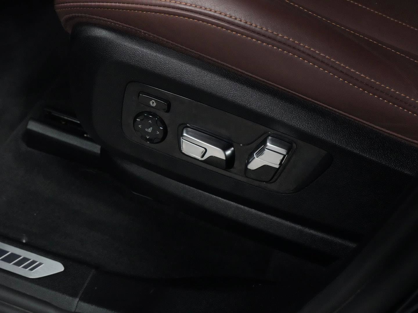 Certified 2023 BMW X7 M60i w/ Executive Package image 25