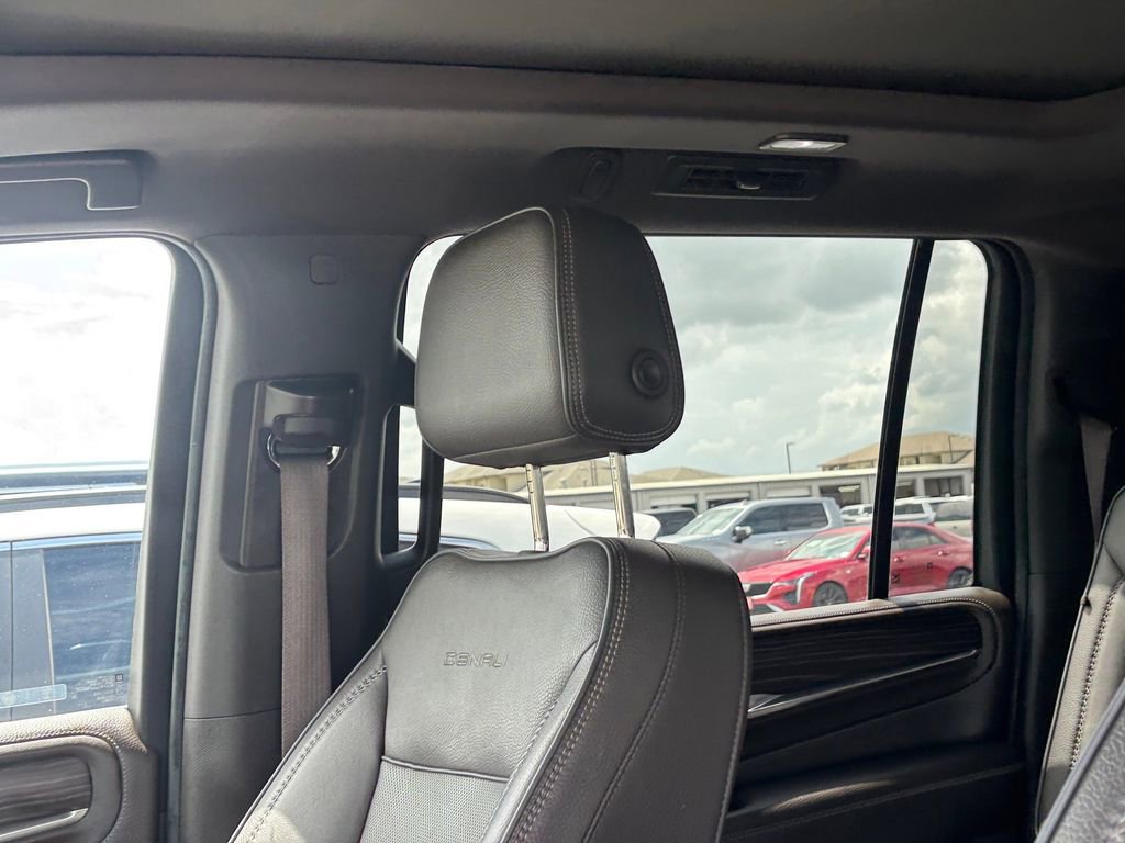 Used 2022 GMC Yukon XL Denali w/ Denali Premium Package RWD image 11