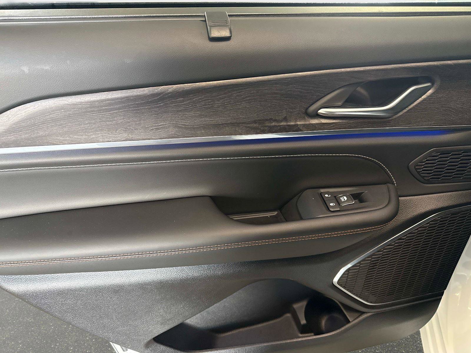 Used 2025 Jeep Grand Cherokee L Overland w/ Luxury Tech Group IV image 11