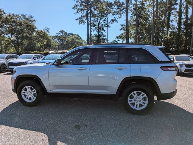 Used 2025 Jeep Grand Cherokee Laredo RWD image 7
