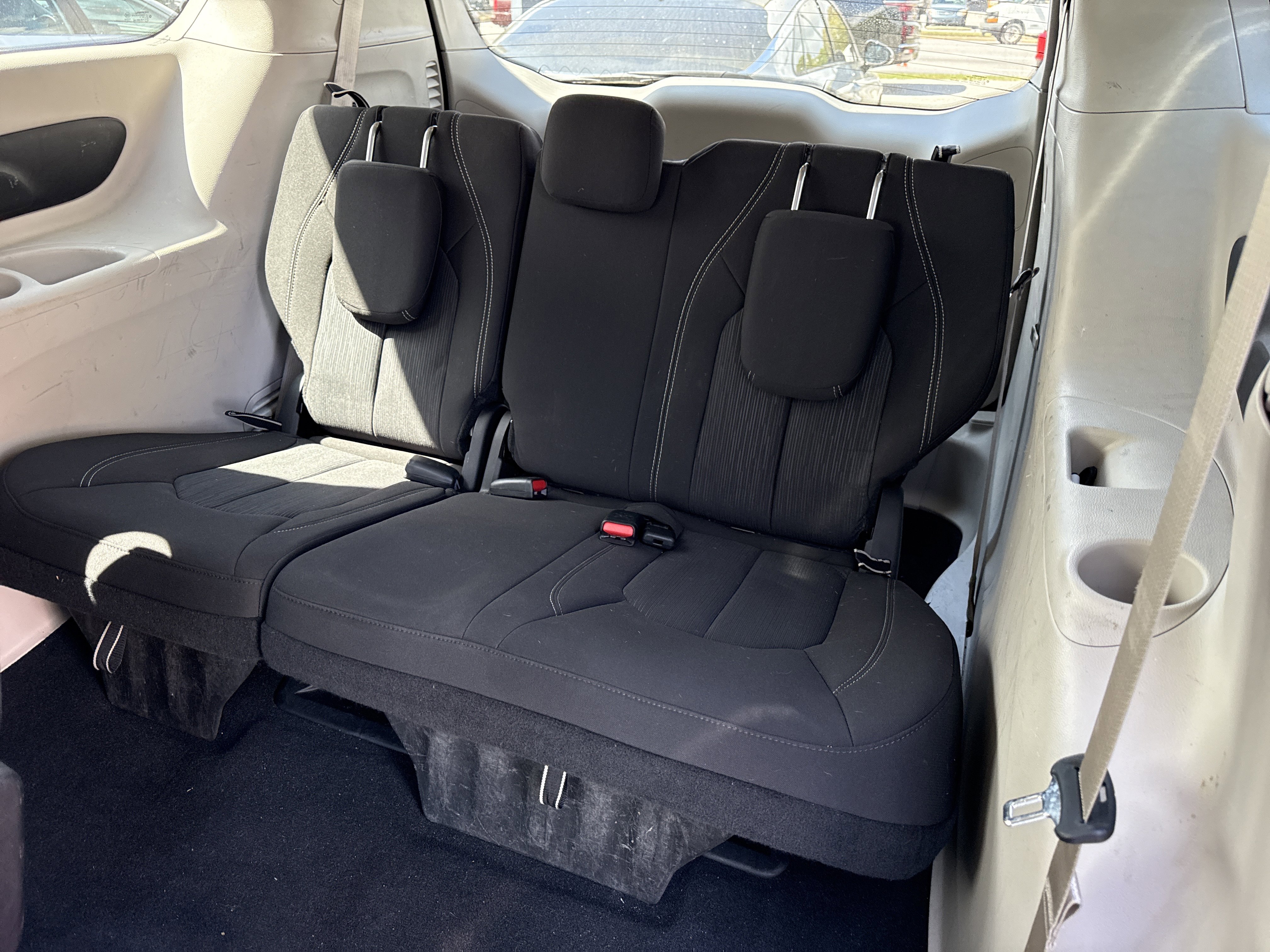 Used 2022 Chrysler Voyager LX image 12