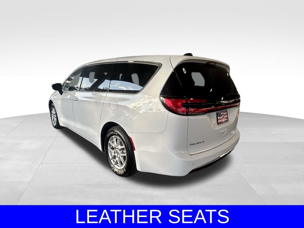 Used 2024 Chrysler Pacifica Touring-L image 7