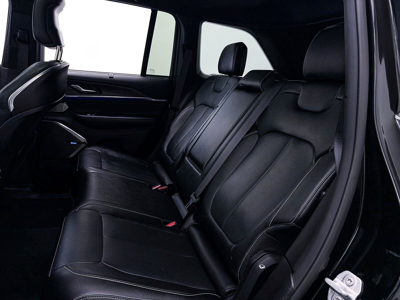 Used 2023 Jeep Grand Cherokee Overland w/ Luxury Tech Group IV AWD/4WD image 47
