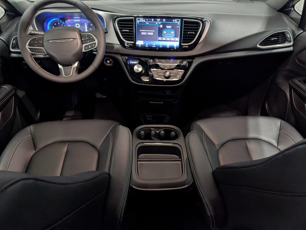 Used 2027 Chrysler Pacifica Select FWD image 12