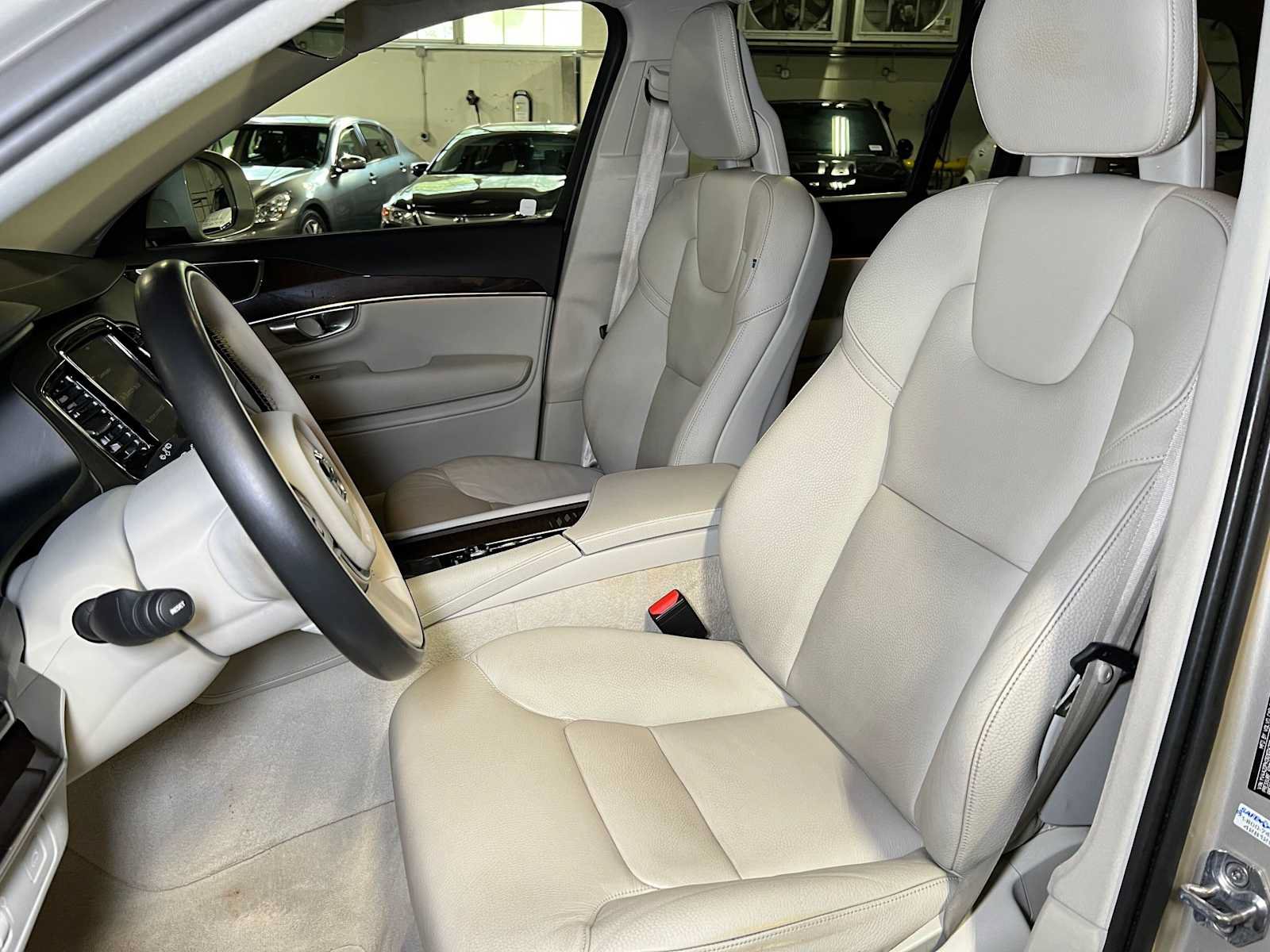 Used 2016 Volvo XC90 T6 Momentum w/ Momentum Plus Package AWD/4WD image 26