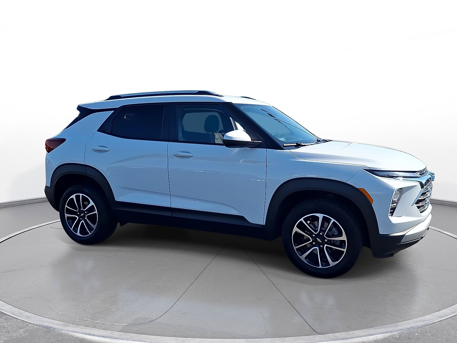 Used 2024 Chevrolet TrailBlazer LT w/ LT Cold Weather Package AWD/4WD image 2