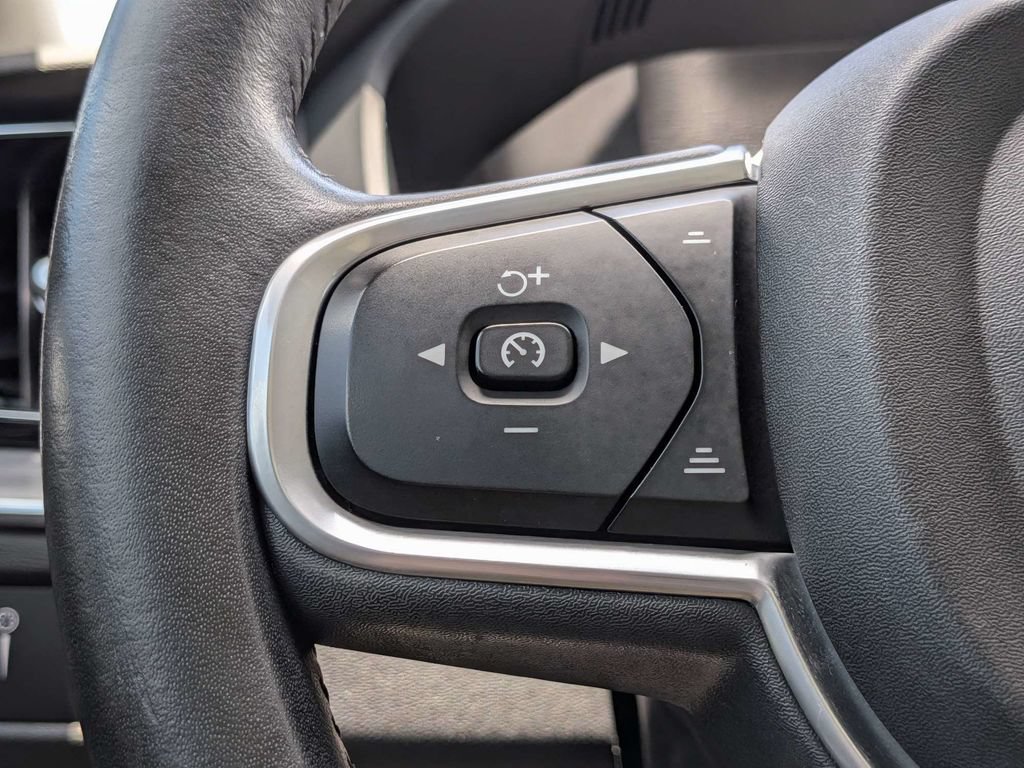 Used 2019 Volvo XC60 T5 Momentum FWD image 32
