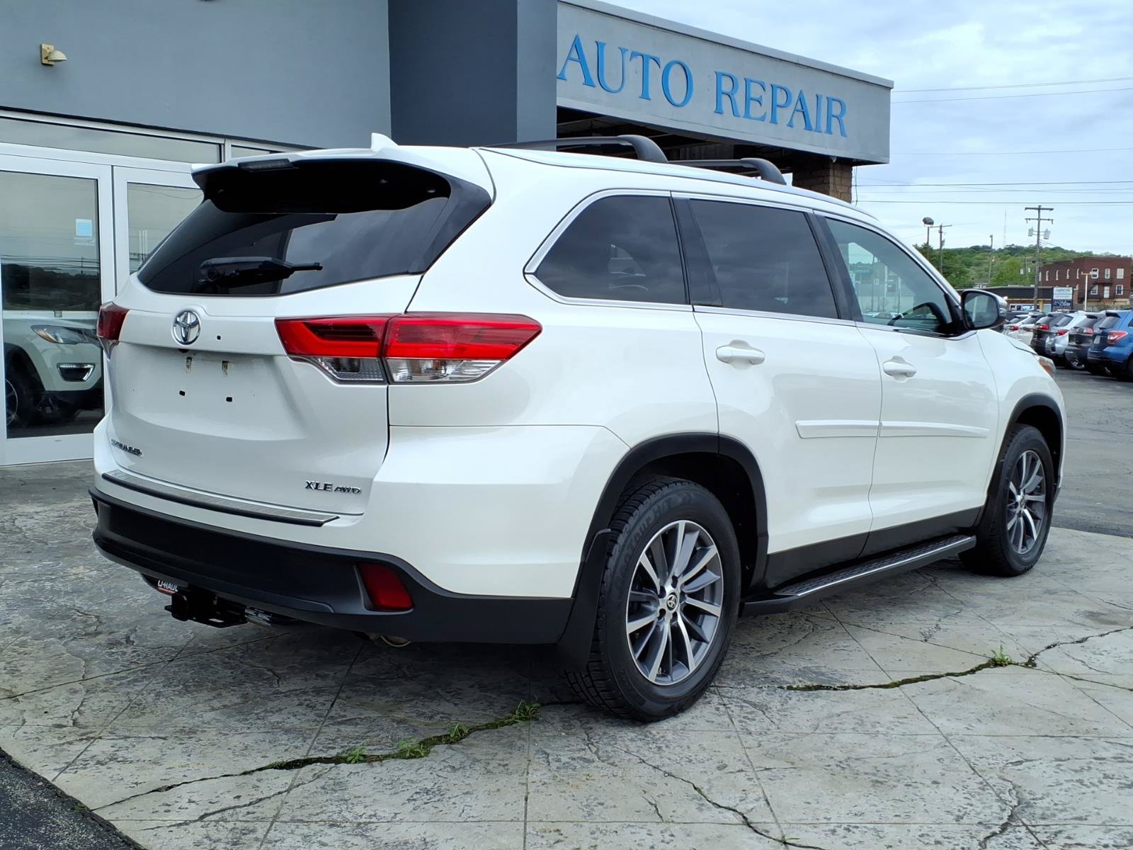 Used 2019 Toyota Highlander XLE AWD/4WD image 3