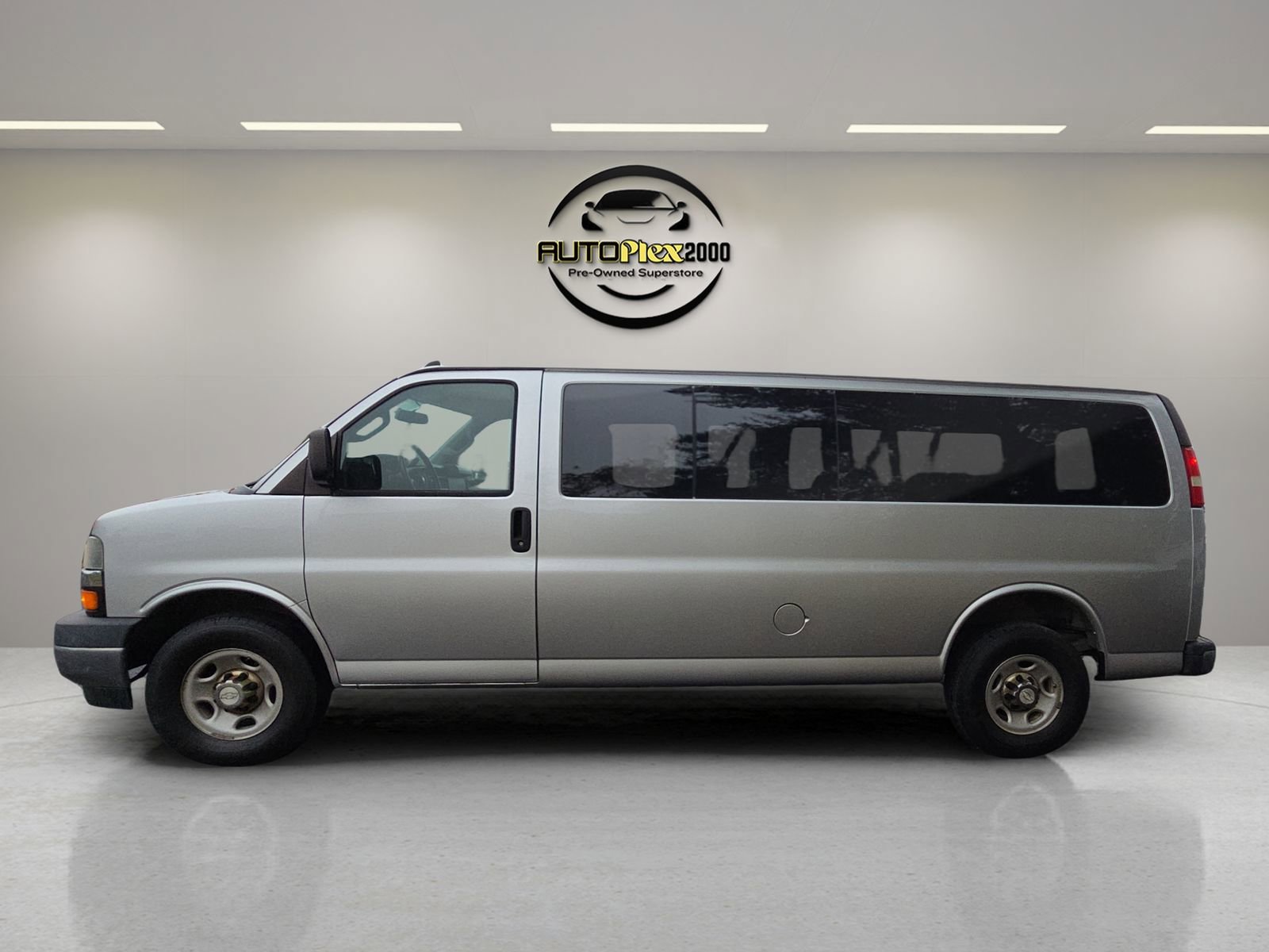 Used 2017 Chevrolet Express 3500 LT w/ LT Preferred Equipment Group image 4