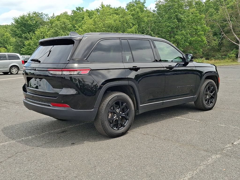 Used 2025 Jeep Grand Cherokee Altitude AWD/4WD image 9