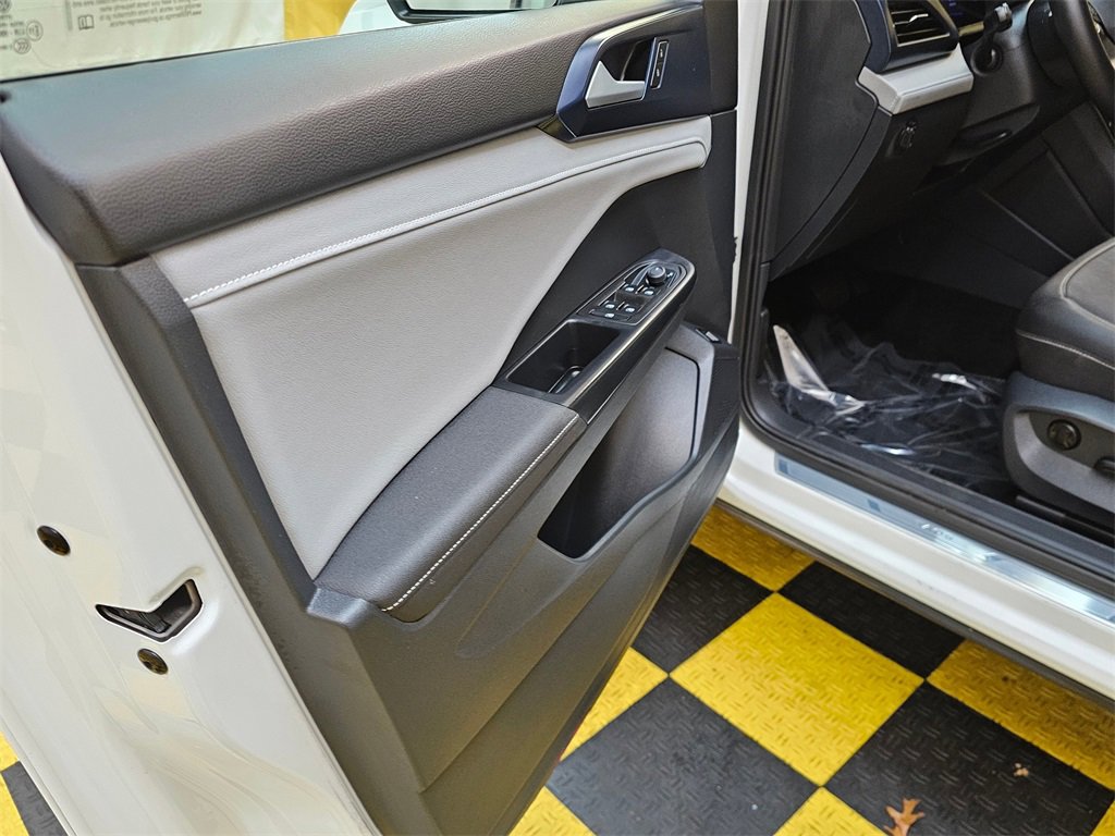 Used 2024 Volkswagen Taos SE image 21