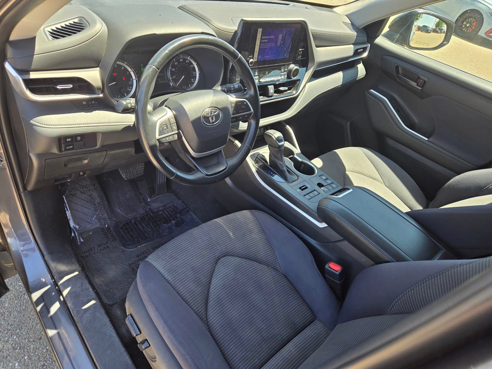 Used 2023 Toyota Highlander LE AWD/4WD image 16