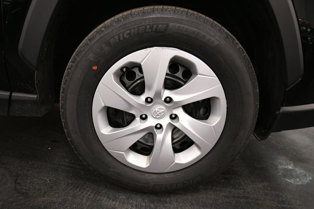 Certified 2024 Toyota RAV4 LE image 28