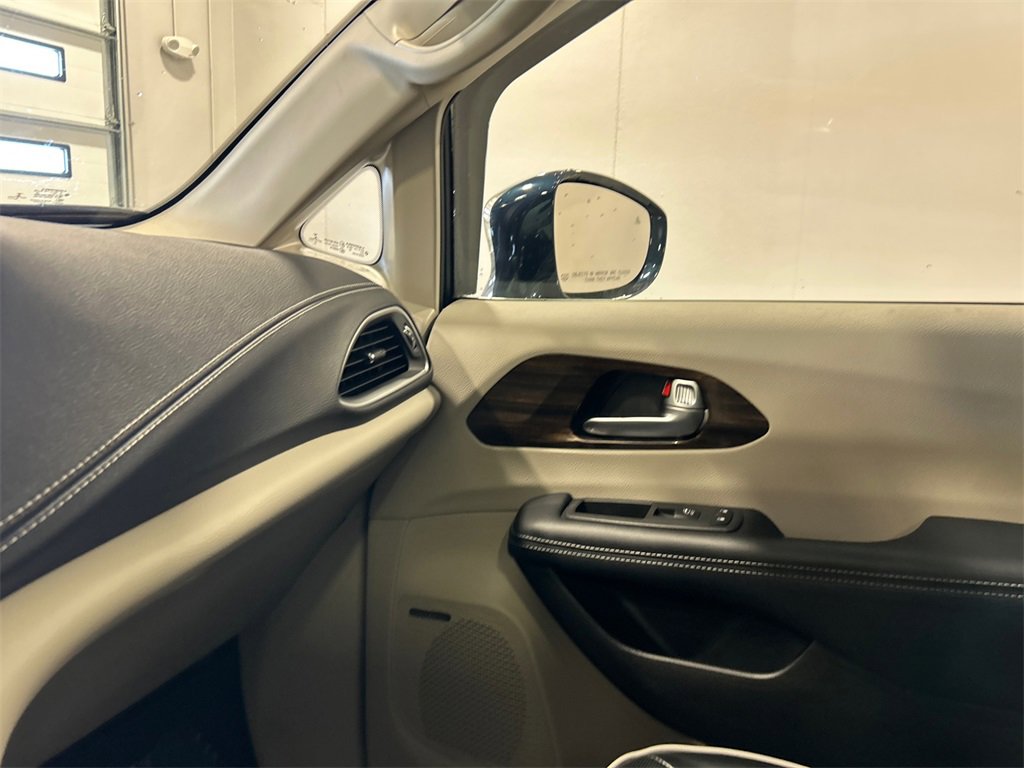 Used 2022 Chrysler Pacifica Limited image 26