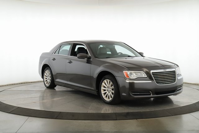 Used 2014 Chrysler 300 Base image 2