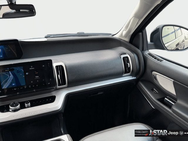 Used 2025 Ford Expedition Active RWD image 16