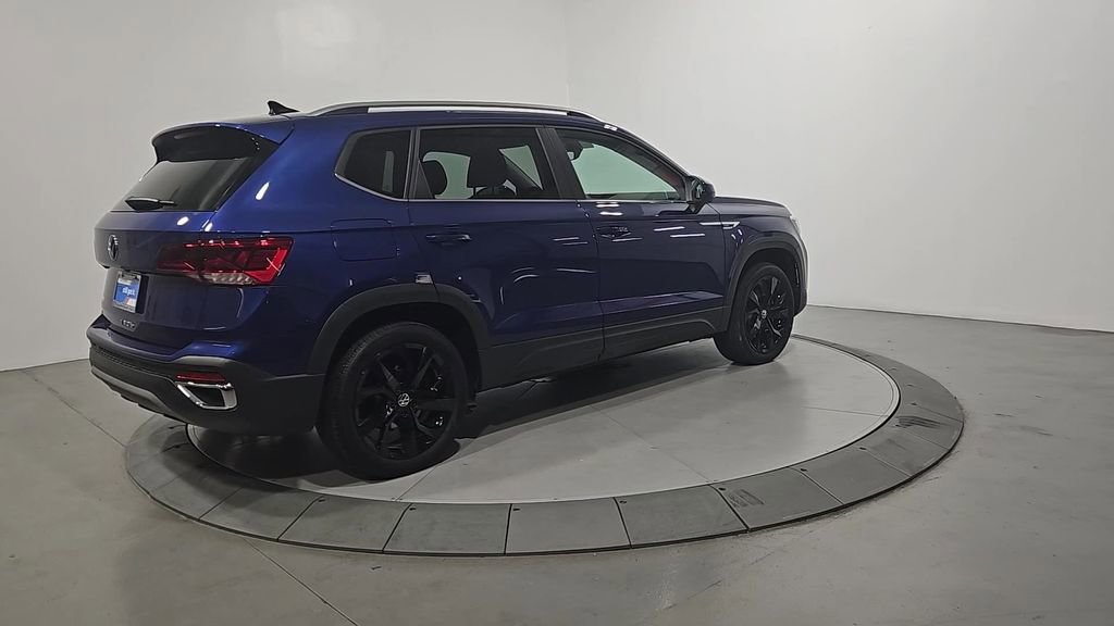 Certified 2024 Volkswagen Taos SE w/ Black Wheel Package image 7