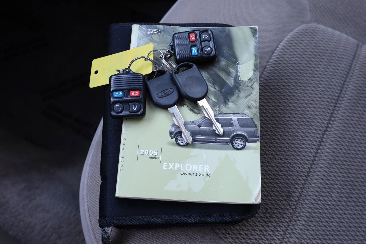 Used 2005 Ford Explorer XLT AWD/4WD image 12