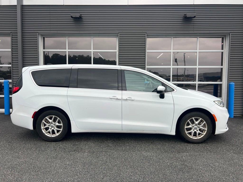 Used 2023 Chrysler Pacifica Touring-L FWD image 2