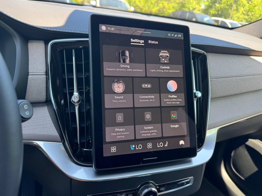 Certified 2025 Volvo XC90 B5 Ultra AWD/4WD image 19