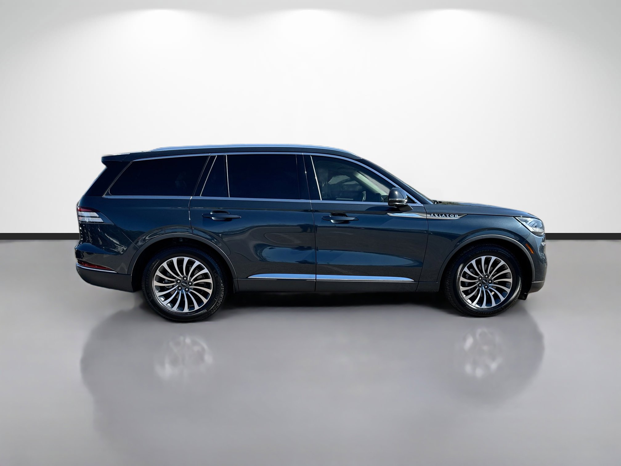 Used 2022 Lincoln Aviator Reserve w/ Elements Package Plus image 2