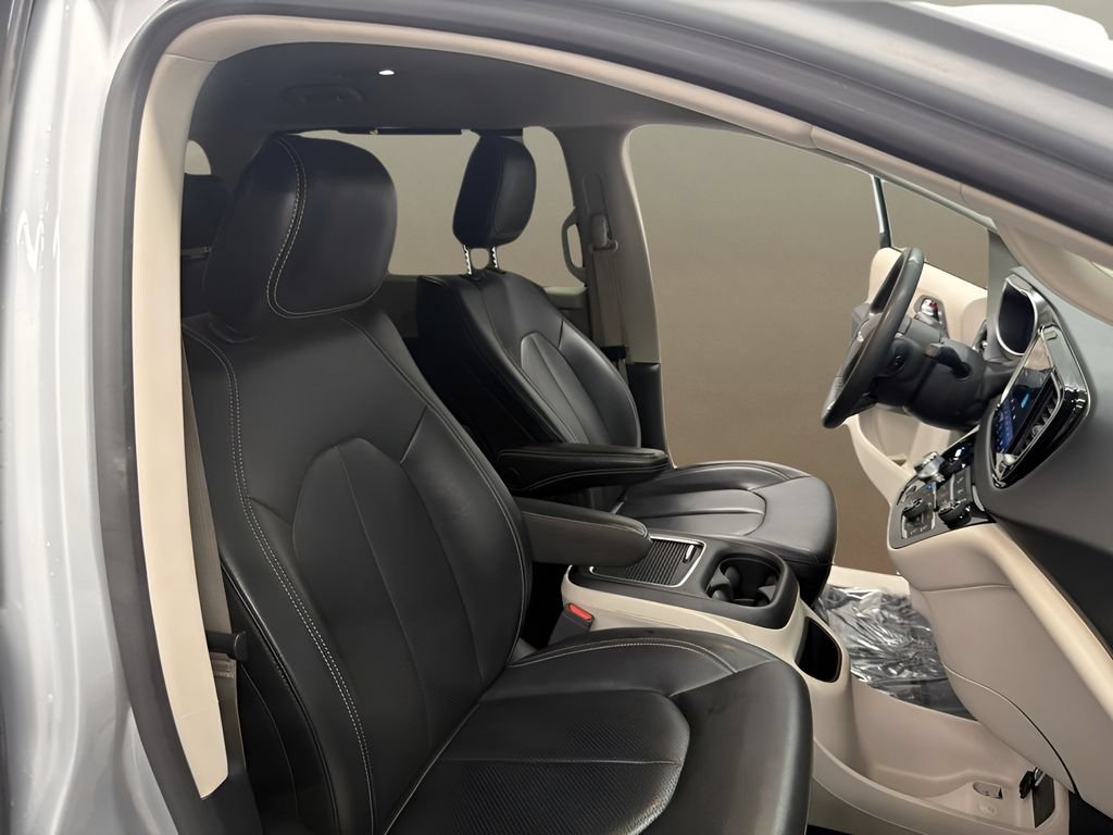 Used 2023 Chrysler Pacifica Touring-L FWD image 31
