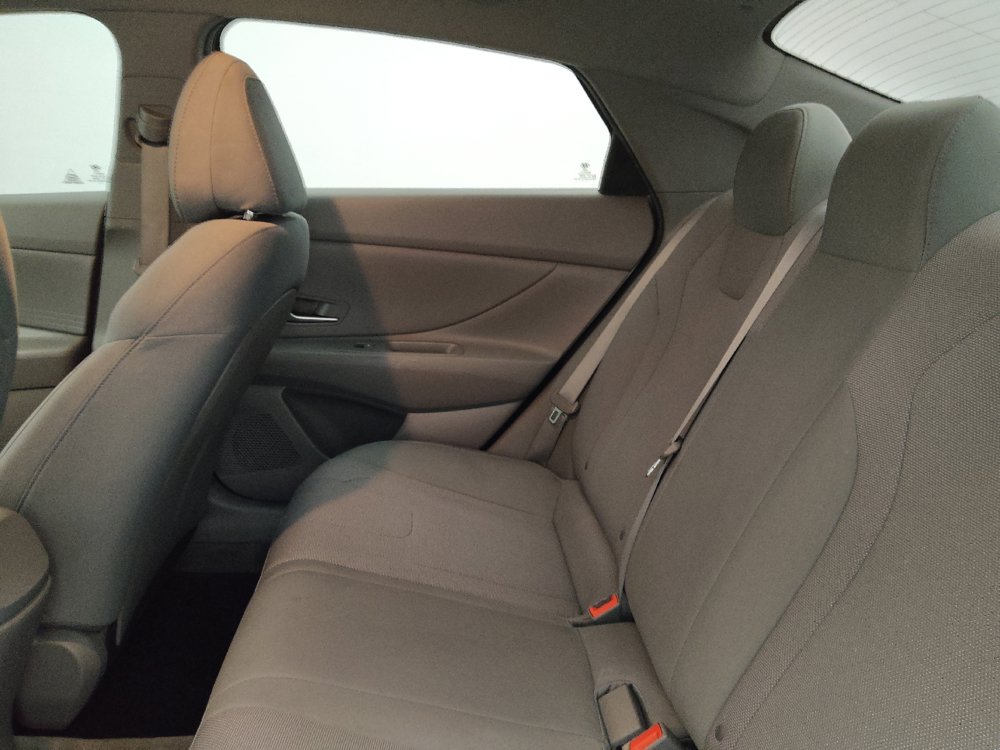 Used 2021 Hyundai Elantra SE FWD image 18