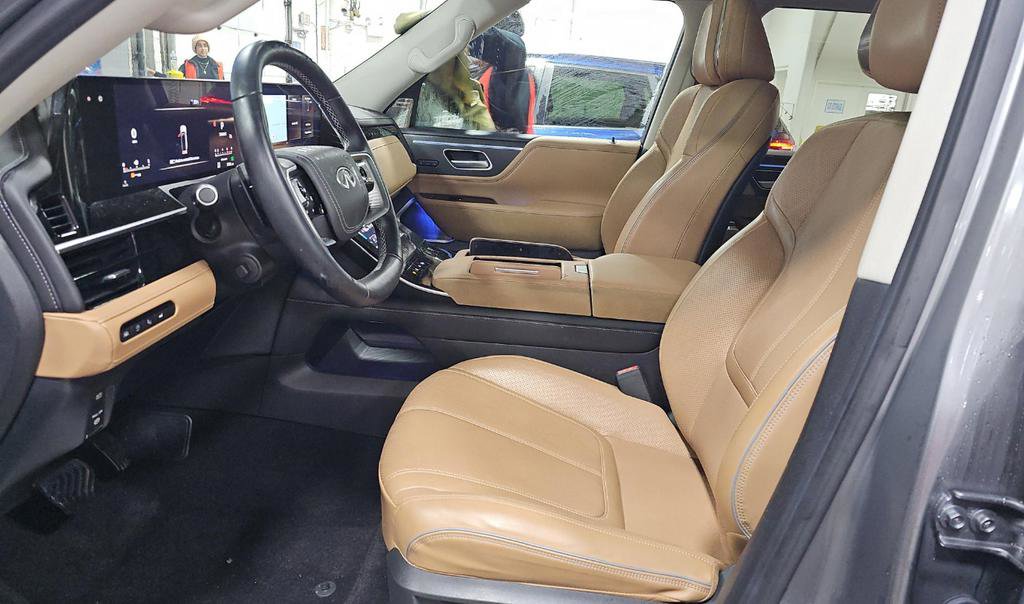 Used 2025 INFINITI QX80 Sensory image 4