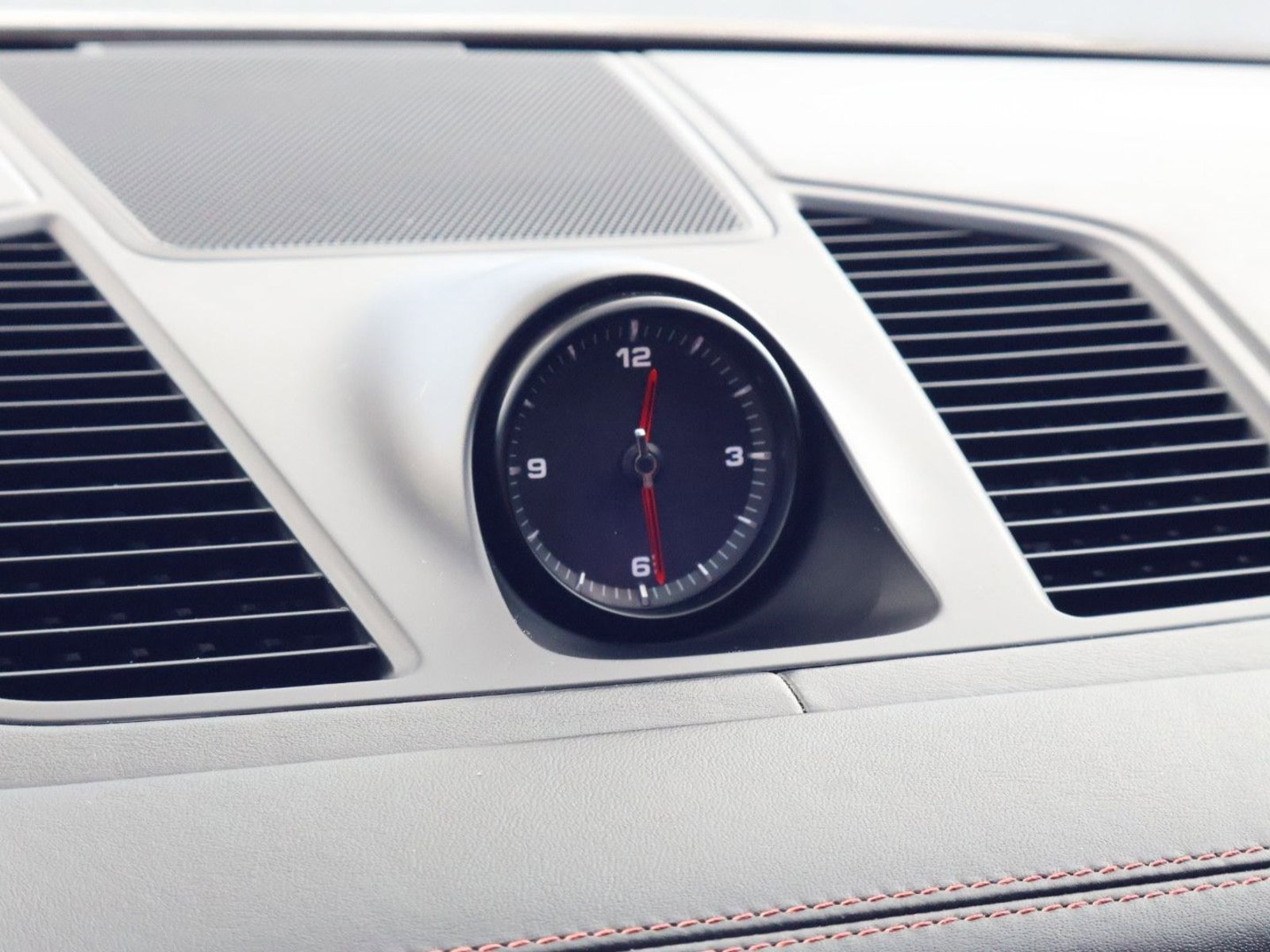 Certified 2023 Porsche Cayenne Platinum Edition w/ Premium Package Plus image 28