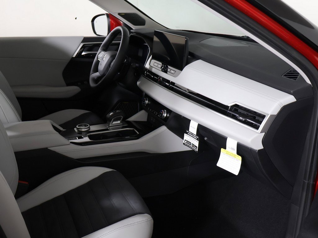New 2025 Mitsubishi Outlander SE image 28