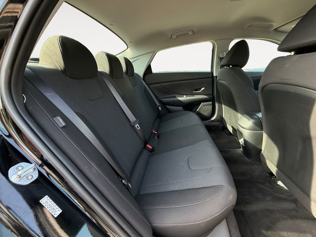 Used 2025 Hyundai Elantra SE w/ Cargo Package image 15