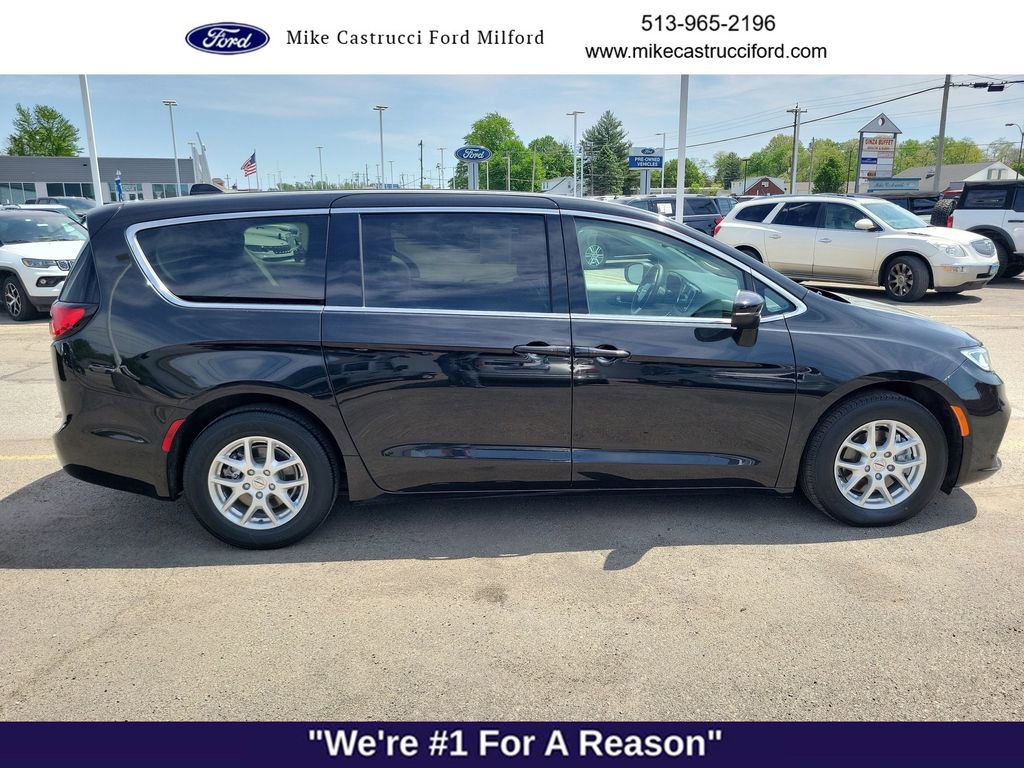 Used 2023 Chrysler Pacifica Touring-L FWD image 6