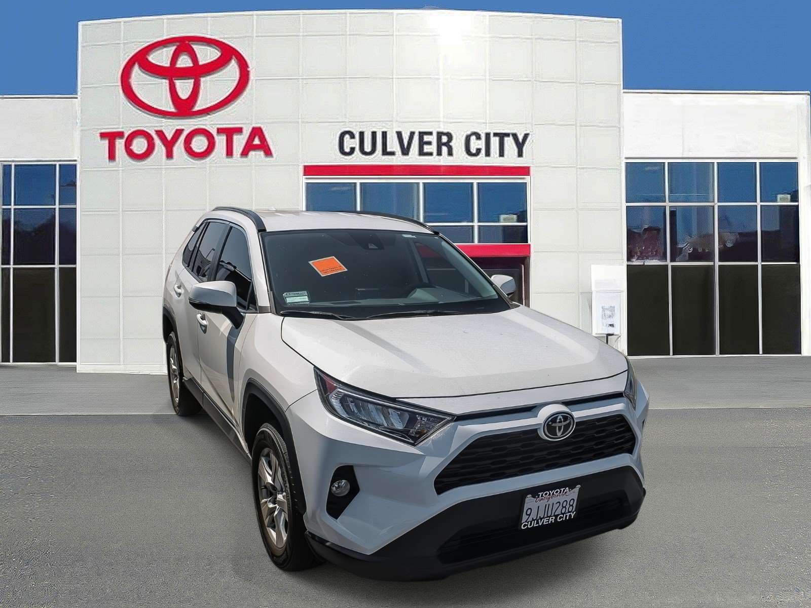 Used 2021 Toyota RAV4 XLE FWD image 1