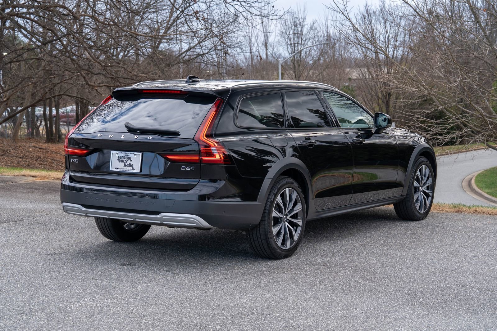 Used 2023 Volvo V90 B6 Cross Country Plus image 7