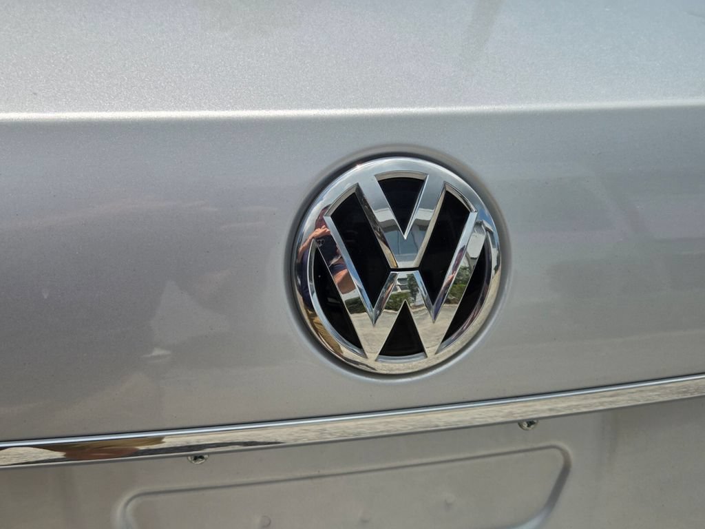 Used 2017 Volkswagen Passat 1.8T R-Line FWD image 9
