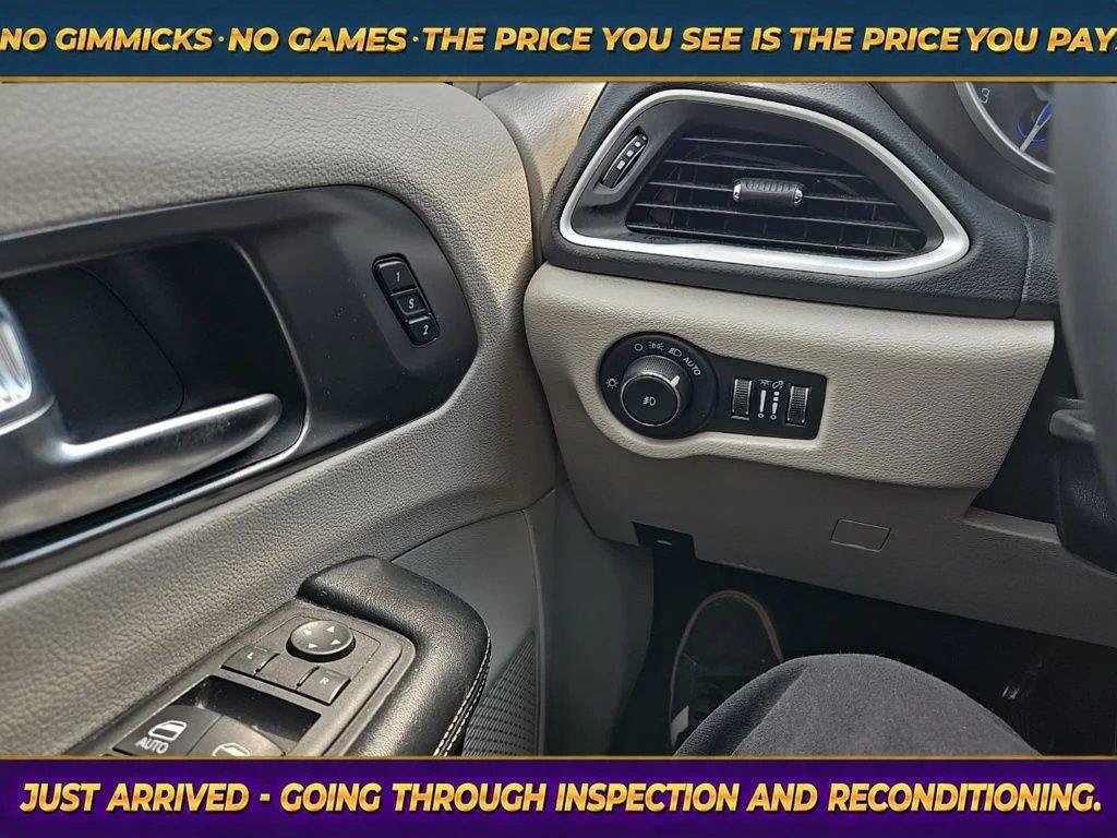 Used 2023 Chrysler Pacifica Touring-L FWD image 22
