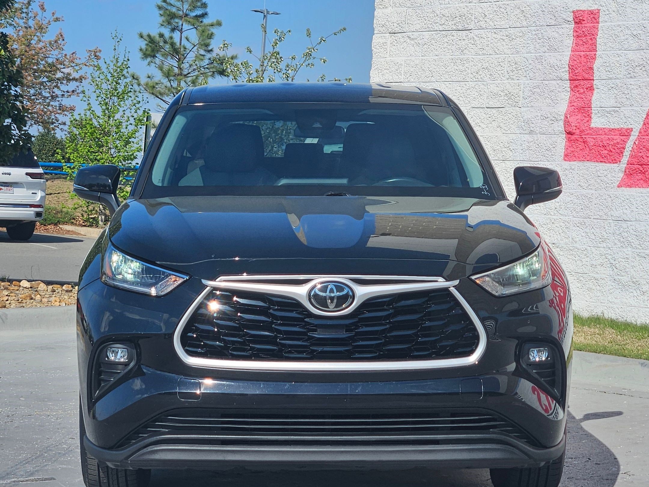 Used 2020 Toyota Highlander LE image 2