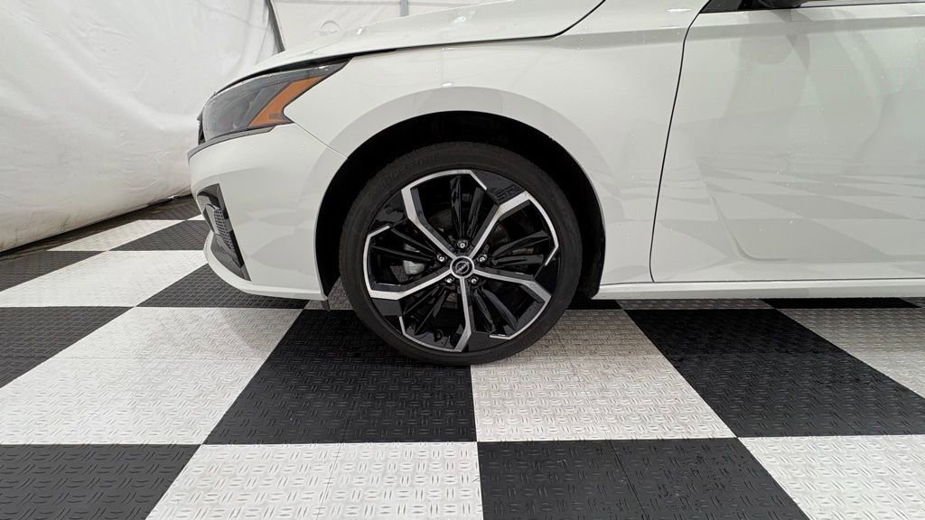 Used 2025 Nissan Altima 2.5 SR FWD image 9