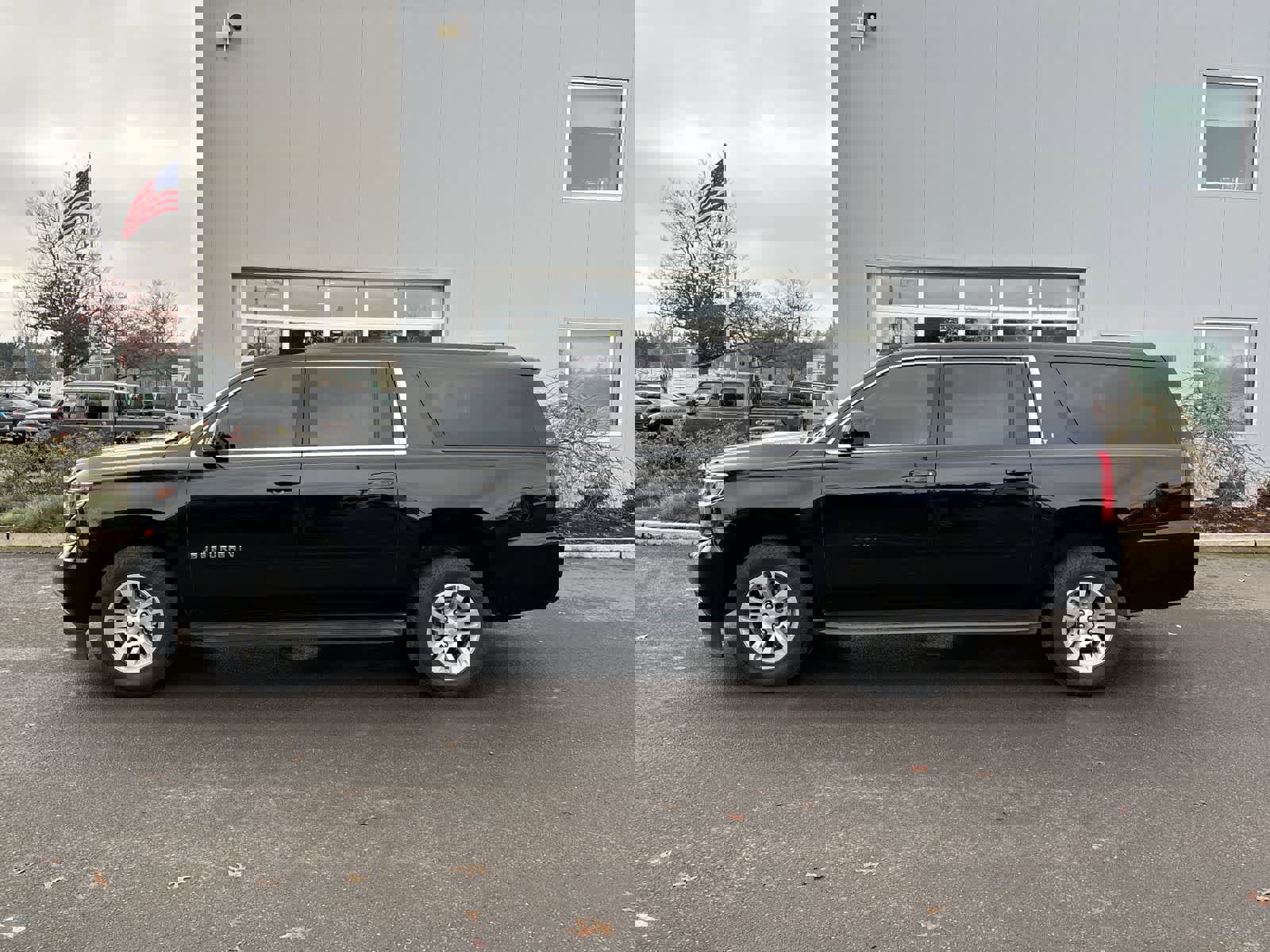 Used 2019 Chevrolet Suburban LT image 2