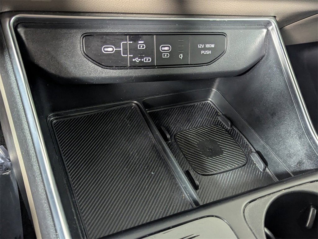 Used 2025 Kia Carnival EX image 20