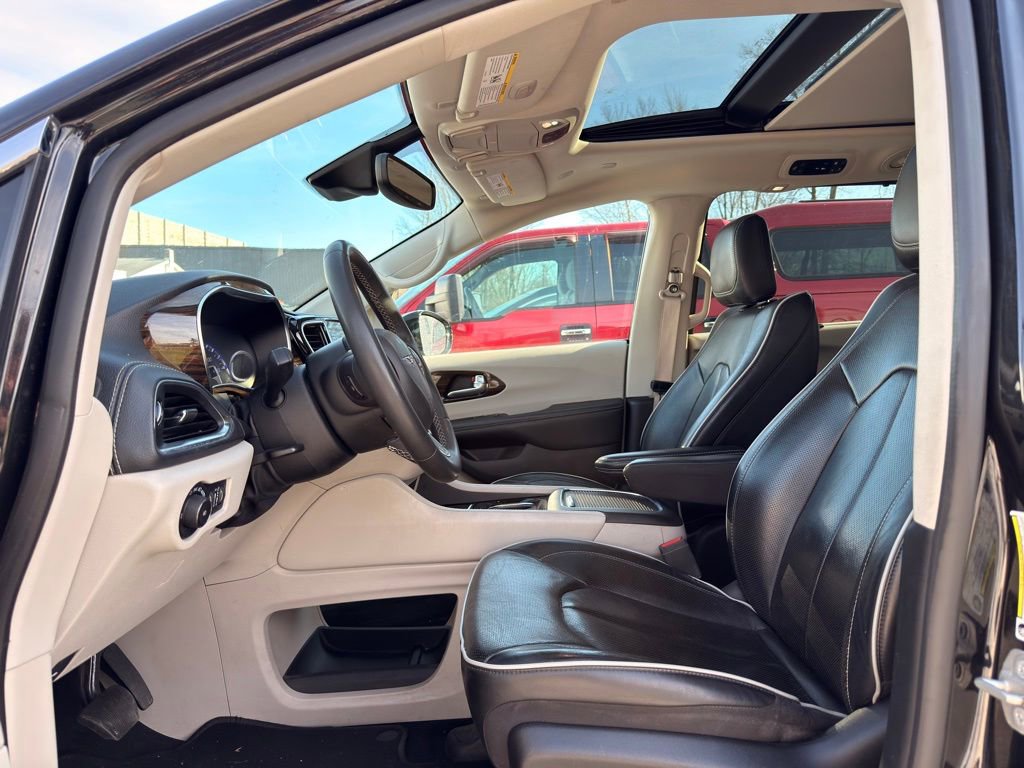 Used 2023 Chrysler Pacifica Limited image 2