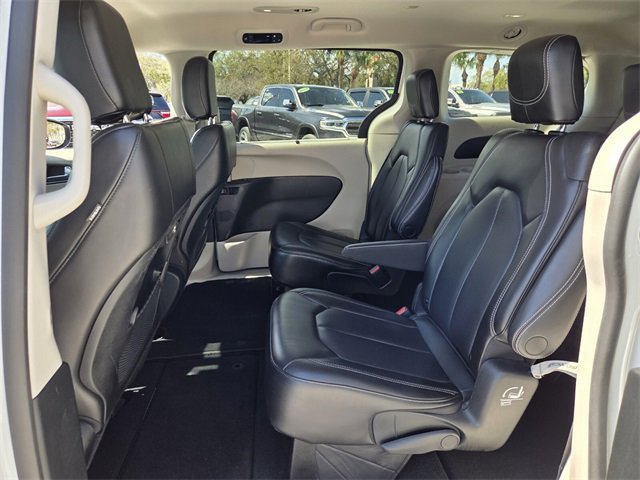Certified 2023 Chrysler Pacifica Touring-L image 14