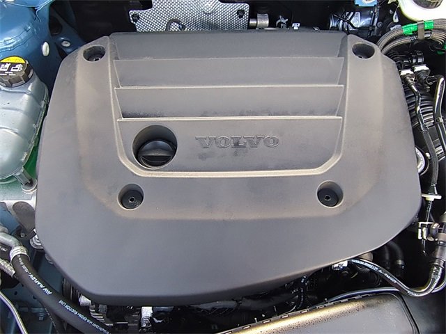 Used 2025 Volvo XC40 B5 Plus image 24
