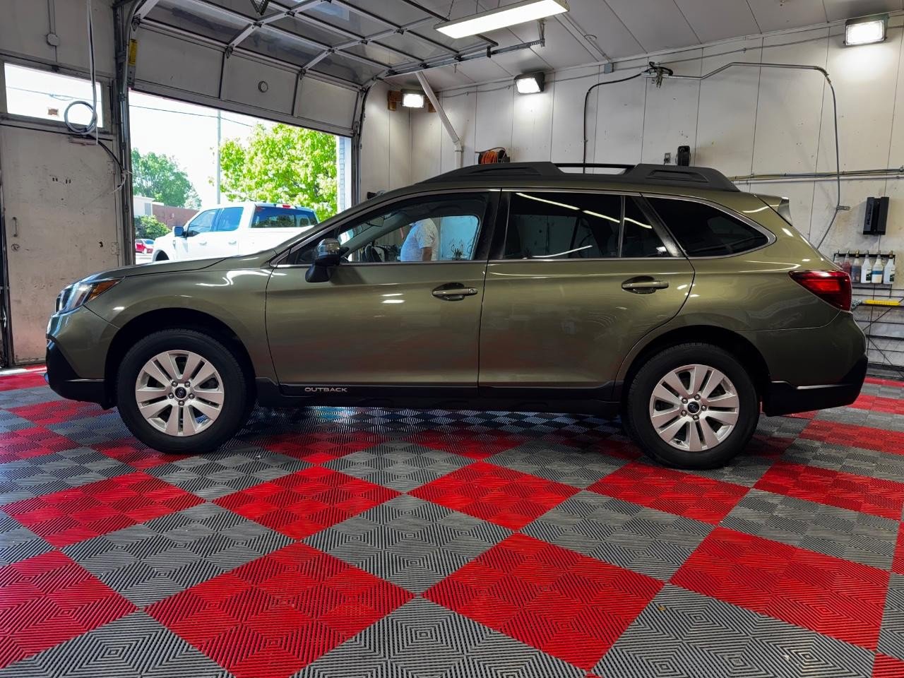 Used 2019 Subaru Outback 2.5i Premium AWD/4WD image 4