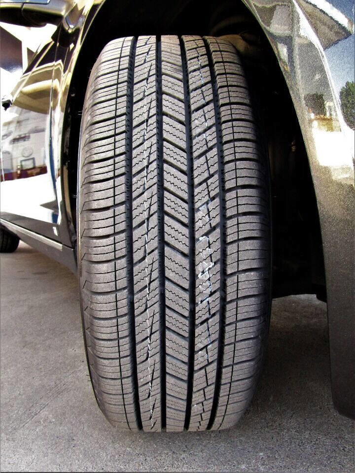 Used 2009 Chevrolet Malibu LTZ w/ Rear Power Package image 13