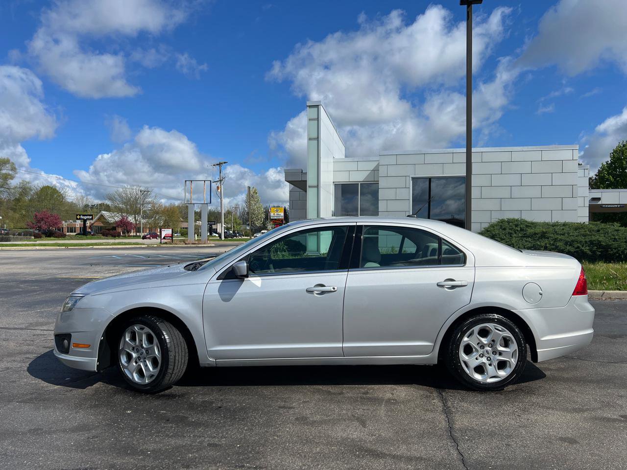 Used 2010 Ford Fusion SE FWD image 3