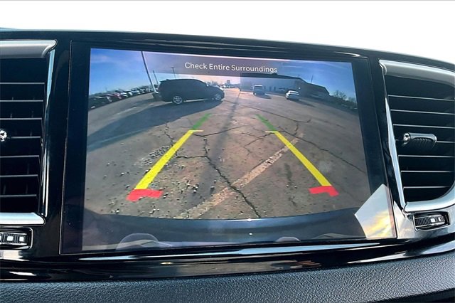 Used 2025 Chrysler Pacifica Select image 14