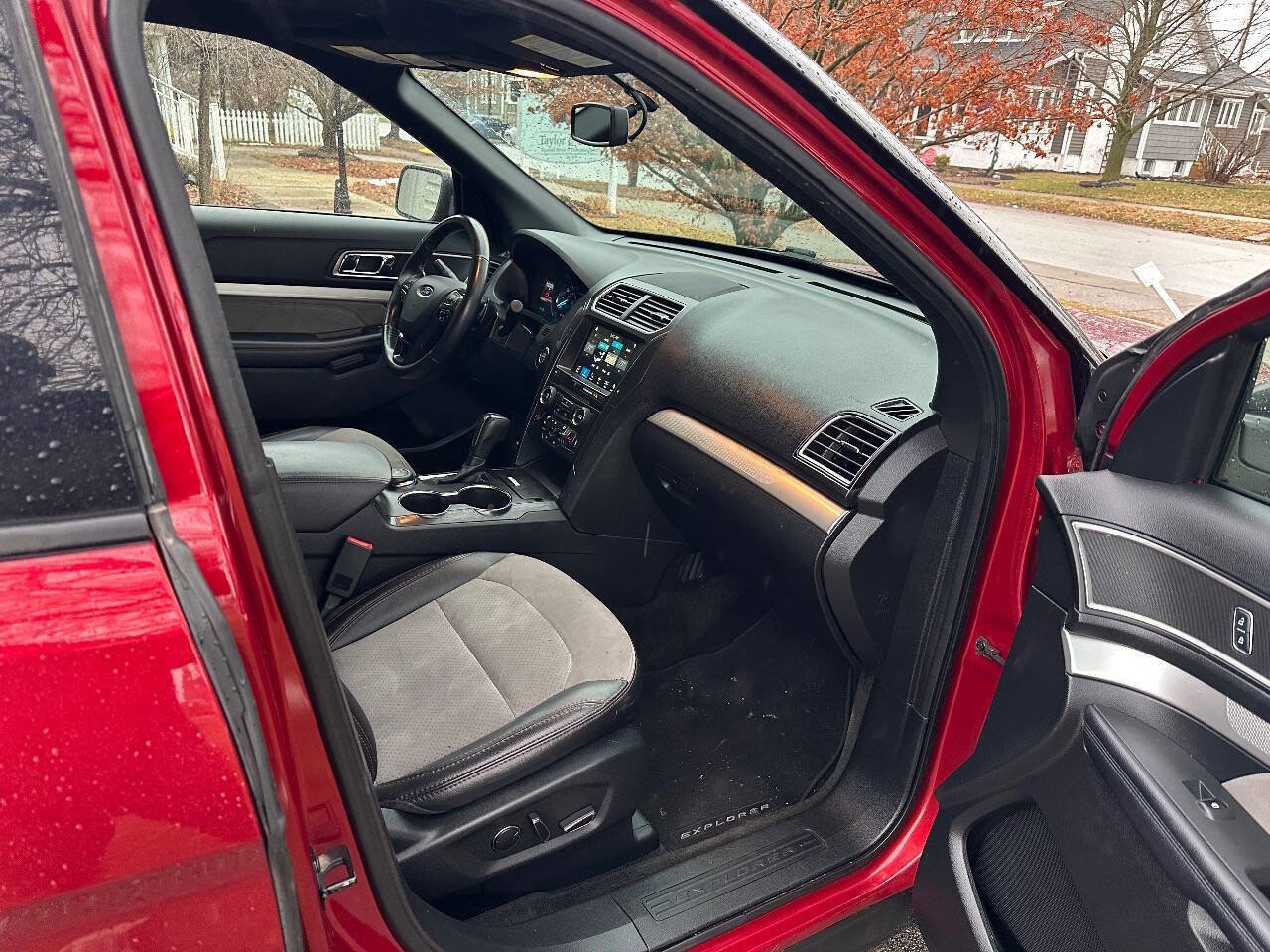 Used 2017 Ford Explorer XLT w/ Equipment Group 202A image 31