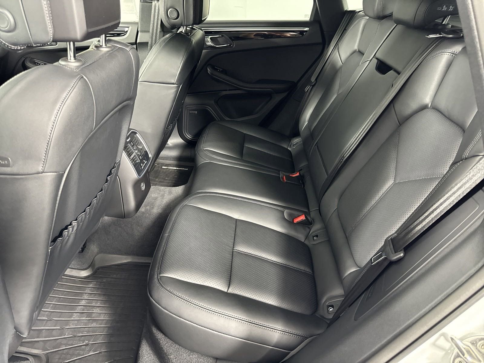Certified 2025 Porsche Macan image 24
